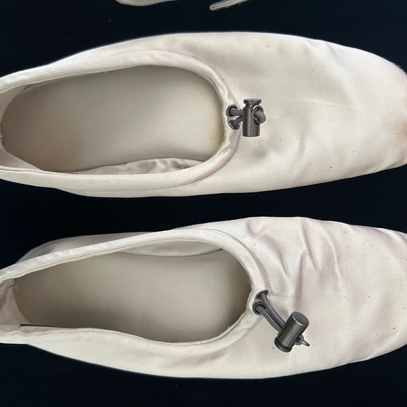 Prada size 40 silver silk-satin ballerina flats & matching silk-satin clutch - Picture 9 of 13